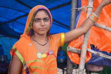 AMRAVATI, MAHARASHTRA, INDIA 27 HAZİRAN 2020: Kulübesinde Rebari cemaatinden bir kadının portresi. Rebariler, Rajasthan eyaletinde yaşayan göçebe bir kabilelerdir..