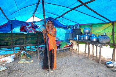AMRAVATI, MAHARASHTRA, INDIA 27 HAZİRAN 2020: Kulübesinde Rebari cemaatinden bir kadının portresi. Rebariler, Rajasthan eyaletinde yaşayan göçebe bir kabilelerdir..