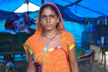 AMRAVATI, MAHARASHTRA, INDIA 27 HAZİRAN 2020: Kulübesinde Rebari cemaatinden bir kadının portresi. Rebariler, Rajasthan eyaletinde yaşayan göçebe bir kabilelerdir..