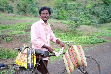 AMRAVATI, MAHARASHTRA, INDIA 27 HAZİRAN 2020: Maharashtra 'nın kırsal kesimlerinde, sabah köylerinde tanımlanamayan Hintli kırsal insanlar, günlük yaşam tarzı.