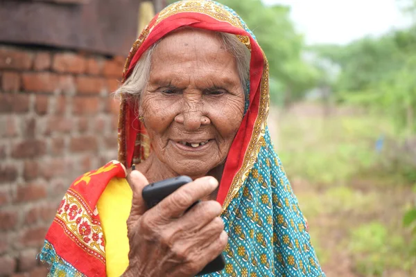 Indische Seniorin Telefoniert Dorf — Stockfoto
