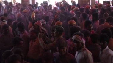 BARSANA, INDIA, 5 Mart 2017: Barsana, Hindistan 'da düzenlenen Holi kutlamaları sırasında yerel halk ve köylüler renklerle oynuyor. Holi Festivali Hindistan 'daki en ünlü dini festivaldir.