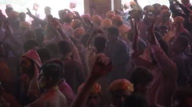 BARSANA, INDIA, 5 Mart 2017: Barsana, Hindistan 'da düzenlenen Holi kutlamaları sırasında yerel halk ve köylüler renklerle oynuyor. Holi Festivali Hindistan 'daki en ünlü dini festivaldir.