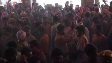 BARSANA, INDIA, 5 Mart 2017: Barsana, Hindistan 'da düzenlenen Holi kutlamaları sırasında yerel halk ve köylüler renklerle oynuyor. Holi Festivali Hindistan 'daki en ünlü dini festivaldir.