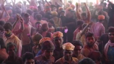 BARSANA, INDIA, 5 Mart 2017: Barsana, Hindistan 'da düzenlenen Holi kutlamaları sırasında yerel halk ve köylüler renklerle oynuyor. Holi Festivali Hindistan 'daki en ünlü dini festivaldir.