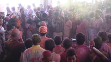 BARSANA, INDIA, 5 Mart 2017: Barsana, Hindistan 'da düzenlenen Holi kutlamaları sırasında yerel halk ve köylüler renklerle oynuyor. Holi Festivali Hindistan 'daki en ünlü dini festivaldir.
