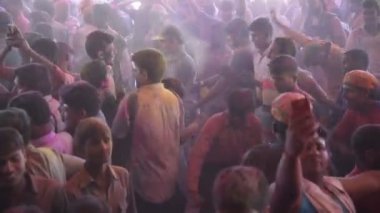 BARSANA, INDIA, 5 Mart 2017: Barsana, Hindistan 'da düzenlenen Holi kutlamaları sırasında yerel halk ve köylüler renklerle oynuyor. Holi Festivali Hindistan 'daki en ünlü dini festivaldir.