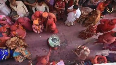 VRINDAVAN, INDIA - 09 Mart 2017: Hintli bir dul, Vrindavan, Uttar Pradesh, Hindistan 'daki Gopinath Tapınağı' nda, Hint bahar renk festivali Holi 'yi kutluyor