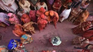 VRINDAVAN, INDIA - 09 Mart 2017: Hintli bir dul, Vrindavan, Uttar Pradesh, Hindistan 'daki Gopinath Tapınağı' nda, Hint bahar renk festivali Holi 'yi kutluyor