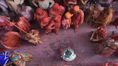 VRINDAVAN, INDIA - 09 Mart 2017: Hintli bir dul, Vrindavan, Uttar Pradesh, Hindistan 'daki Gopinath Tapınağı' nda, Hint bahar renk festivali Holi 'yi kutluyor