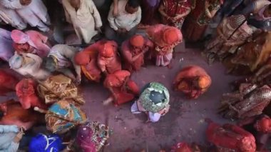 VRINDAVAN, INDIA - 09 Mart 2017: Hintli bir dul, Vrindavan, Uttar Pradesh, Hindistan 'daki Gopinath Tapınağı' nda, Hint bahar renk festivali Holi 'yi kutluyor