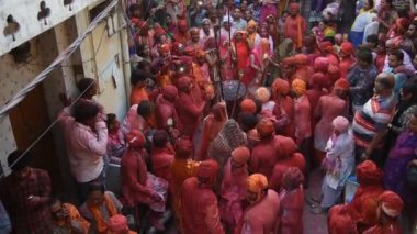 VRINDAVAN, INDIA - 09 Mart 2017: Hintli bir dul, Vrindavan, Uttar Pradesh, Hindistan 'daki Gopinath Tapınağı' nda, Hint bahar renk festivali Holi 'yi kutluyor
