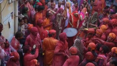 VRINDAVAN, INDIA - 09 Mart 2017: Hintli bir dul, Vrindavan, Uttar Pradesh, Hindistan 'daki Gopinath Tapınağı' nda, Hint bahar renk festivali Holi 'yi kutluyor