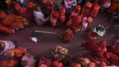 VRINDAVAN, INDIA - 09 Mart 2017: Hintli bir dul, Vrindavan, Uttar Pradesh, Hindistan 'daki Gopinath Tapınağı' nda, Hint bahar renk festivali Holi 'yi kutluyor