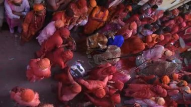 VRINDAVAN, INDIA - 09 Mart 2017: Hintli bir dul, Vrindavan, Uttar Pradesh, Hindistan 'daki Gopinath Tapınağı' nda, Hint bahar renk festivali Holi 'yi kutluyor
