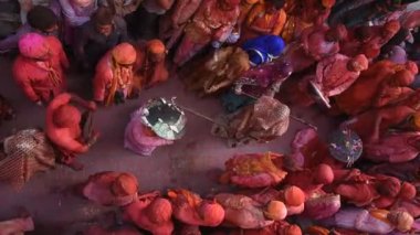 VRINDAVAN, INDIA - 09 Mart 2017: Hintli bir dul, Vrindavan, Uttar Pradesh, Hindistan 'daki Gopinath Tapınağı' nda, Hint bahar renk festivali Holi 'yi kutluyor