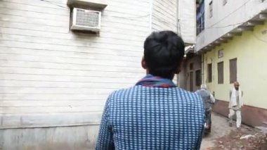 VRINDAVAN, INDIA - 11 Mart 2017: Vrindavan 'ın dar kaldırımlı caddesinde bisiklet çekmecesi.