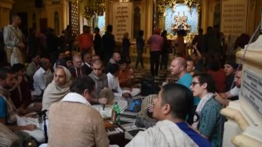 VRINDAVAN, INDIA - 11 Mart 2017: Vrndavana, Vrindavan 'da ISKCON tapınağının içinde Kirtan ilahileri çalan Hare Krishna kutsal bir yer olarak kabul edilir.