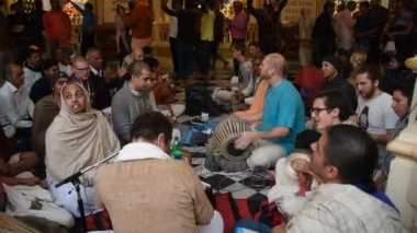 VRINDAVAN, INDIA - 11 Mart 2017: Vrndavana, Vrindavan 'da ISKCON tapınağının içinde Kirtan ilahileri çalan Hare Krishna kutsal bir yer olarak kabul edilir.
