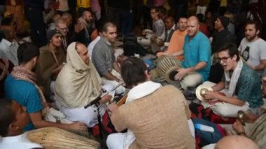 VRINDAVAN, INDIA - 11 Mart 2017: Vrndavana, Vrindavan 'da ISKCON tapınağının içinde Kirtan ilahileri çalan Hare Krishna kutsal bir yer olarak kabul edilir.
