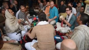 VRINDAVAN, INDIA - 11 Mart 2017: Vrndavana, Vrindavan 'da ISKCON tapınağının içinde Kirtan ilahileri çalan Hare Krishna kutsal bir yer olarak kabul edilir.