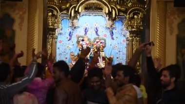 VRINDAVAN, INDIA - 11 Mart 2017: Vrindavan 'ın Vrndavana kentindeki ISKCON tapınağı Krishna Balarama' nın içinde Kirtan ilahileri çalan Hare Krishna kutsal bir yer olarak kabul ediliyor.