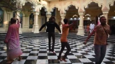 VRINDAVAN, INDIA - 11 Mart 2017: Vrindavan 'ın Vrndavana kentindeki ISKCON tapınağı Krishna Balarama' nın içinde Kirtan ilahileri çalan Hare Krishna kutsal bir yer olarak kabul ediliyor.