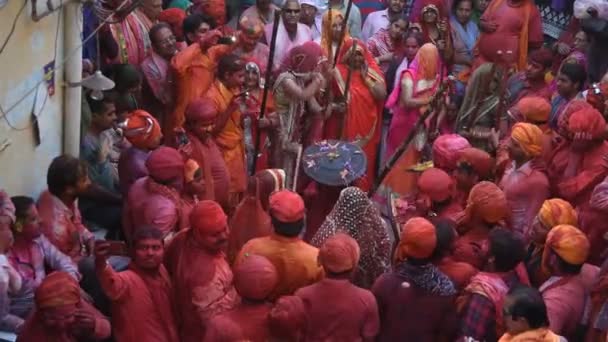 Vrindavan India 2017年3月9日 印度寡妇在印度北方邦Vrindavan的Gopinath Temple庆祝印度教春节Holi — 图库视频影像