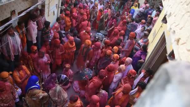 Vrindavan Índia Março 2017 Uma Viúva Indiana Celebrando Holi Festival — Vídeo de Stock