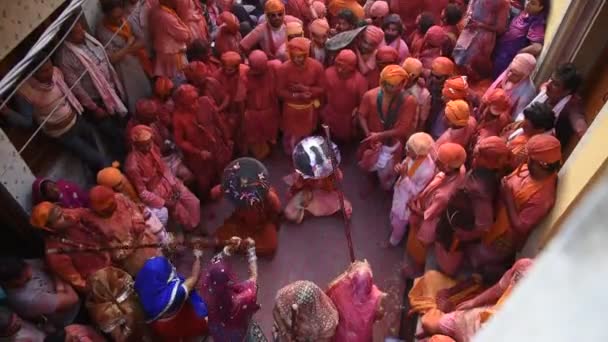 Vrindavan India Marca 2017 Indyjska Wdowa Świętująca Holi Hinduski Wiosenny — Wideo stockowe