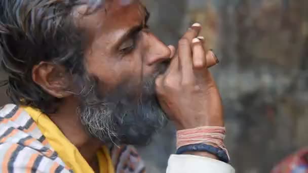Vrindavan インド 11月2017 未確認のサドゥ 宗教的な修行や聖なる人 Vrndavanaの通りにマリファナとパイプを喫煙 Vrindavanは神聖な場所と見なされます — ストック動画