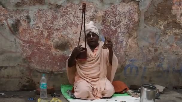 Vrindavan India 11Th March 2017 Undentified Devotee Playing Kirtan Chants — стокове відео