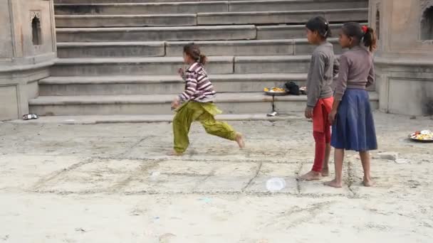 Vrindavan Inde Mars 2017 Enfants Non Identifiés Jouant Stapu Bord — Video