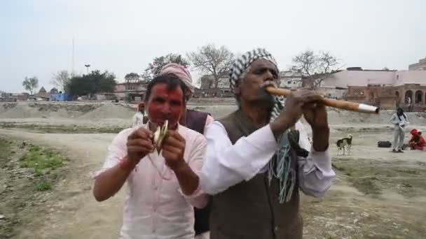 Vrindavan India 2017年3月11日 身份不明的信徒在Vrndavana街头演奏Kirtan高音被认为是圣地 — 图库视频影像