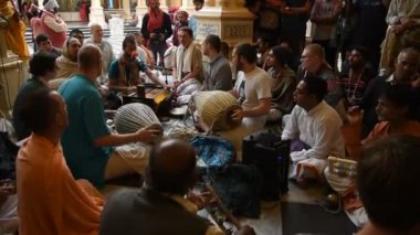VRINDAVAN, INDIA - 11 Mart 2017: Vrindavan 'ın Vrndavana kentindeki ISKCON tapınağı Krishna Balarama' nın içinde Kirtan ilahileri çalan Hare Krishna kutsal bir yer olarak kabul ediliyor.