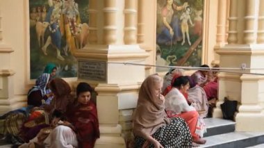 VRINDAVAN, INDIA - 11 Mart 2017: Vrndavana, Vrindavan 'daki Sri Krishna-Balaram ISKCON Tapınağında çelenk yapan tanımlanamayan dindar kadınlar kutsal bir yer olarak kabul ediliyor