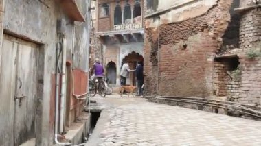 VRINDAVAN, INDIA 10 Mart 2017: Vrindavan caddesinde kimliği belirsiz kişiler.