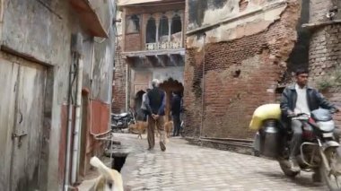 VRINDAVAN, INDIA 10 Mart 2017: Vrindavan caddesinde kimliği belirsiz kişiler.