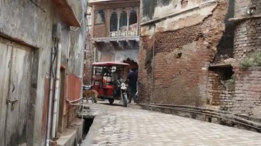 VRINDAVAN, INDIA 10 Mart 2017: Vrindavan caddesinde kimliği belirsiz kişiler.