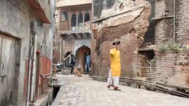 VRINDAVAN, INDIA 10 Mart 2017: Vrindavan caddesinde kimliği belirsiz kişiler.