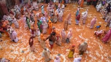 VRINDAVAN, INDIA - 9 Mart 2017: Hintli bir dul, Vrindavan, Uttar Pradesh, Hindistan 'daki Gopinath Tapınağı' nda, Hint bahar renk festivali Holi 'yi kutluyor.