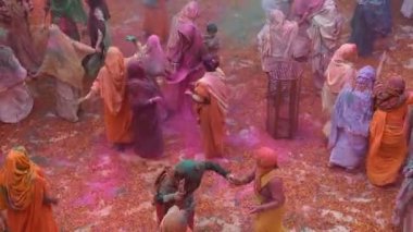 VRINDAVAN, INDIA - 11 Mart 2017: Hintli bir dul, Vrindavan, Uttar Pradesh, Hindistan 'daki Gopinath Tapınağı' nda, Hint bahar renk festivali Holi 'yi kutluyor