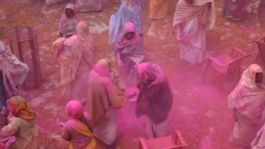 VRINDAVAN, INDIA - 11 Mart 2017: Hintli bir dul, Vrindavan, Uttar Pradesh, Hindistan 'daki Gopinath Tapınağı' nda, Hint bahar renk festivali Holi 'yi kutluyor
