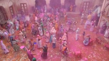 VRINDAVAN, INDIA - 11 Mart 2017: Hintli bir dul, Vrindavan, Uttar Pradesh, Hindistan 'daki Gopinath Tapınağı' nda, Hint bahar renk festivali Holi 'yi kutluyor