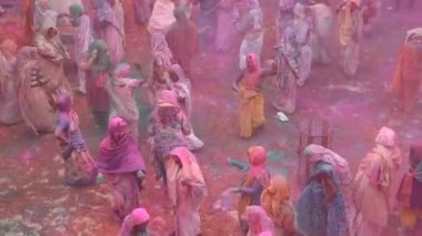 VRINDAVAN, INDIA - 11 Mart 2017: Hintli bir dul, Vrindavan, Uttar Pradesh, Hindistan 'daki Gopinath Tapınağı' nda, Hint bahar renk festivali Holi 'yi kutluyor