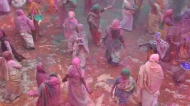 VRINDAVAN, INDIA - 11 Mart 2017: Hintli bir dul, Vrindavan, Uttar Pradesh, Hindistan 'daki Gopinath Tapınağı' nda, Hint bahar renk festivali Holi 'yi kutluyor