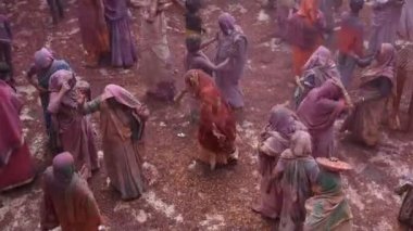 VRINDAVAN, INDIA - 11 Mart 2017: Hintli bir dul, Vrindavan, Uttar Pradesh, Hindistan 'daki Gopinath Tapınağı' nda, Hint bahar renk festivali Holi 'yi kutluyor