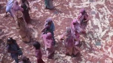 VRINDAVAN, INDIA - 11 Mart 2017: Hintli bir dul, Vrindavan, Uttar Pradesh, Hindistan 'daki Gopinath Tapınağı' nda, Hint bahar renk festivali Holi 'yi kutluyor