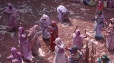 VRINDAVAN, INDIA - 11 Mart 2017: Hintli bir dul, Vrindavan, Uttar Pradesh, Hindistan 'daki Gopinath Tapınağı' nda, Hint bahar renk festivali Holi 'yi kutluyor