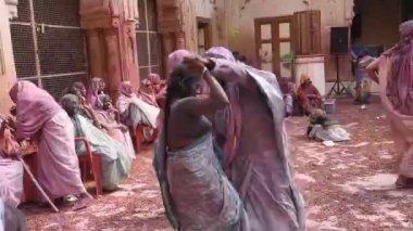 VRINDAVAN, INDIA - 11 Mart 2017: Hintli bir dul, Vrindavan, Uttar Pradesh, Hindistan 'daki Gopinath Tapınağı' nda, Hint bahar renk festivali Holi 'yi kutluyor